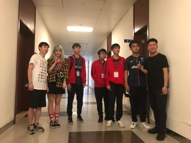 他果断外拉